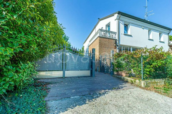 casa indipendente in vendita a Cento in zona Buonacompra