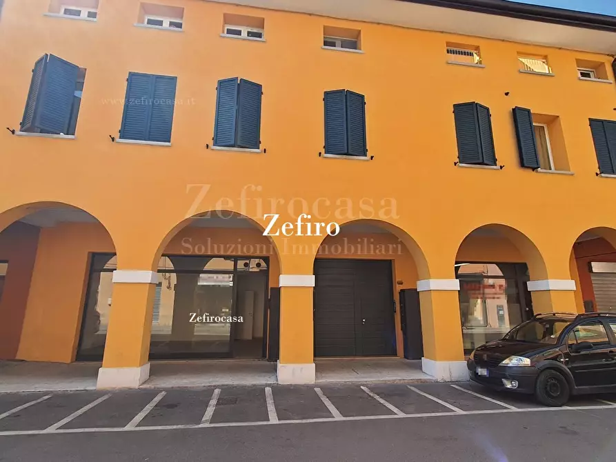 negozio in vendita a Cento
