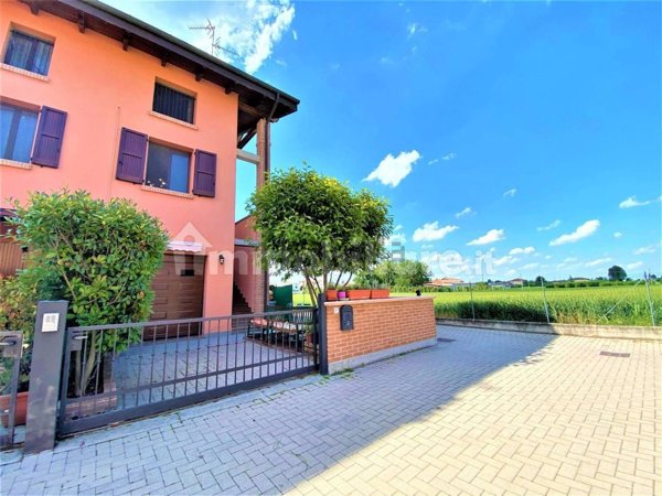 casa indipendente in vendita a Cento in zona Renazzo