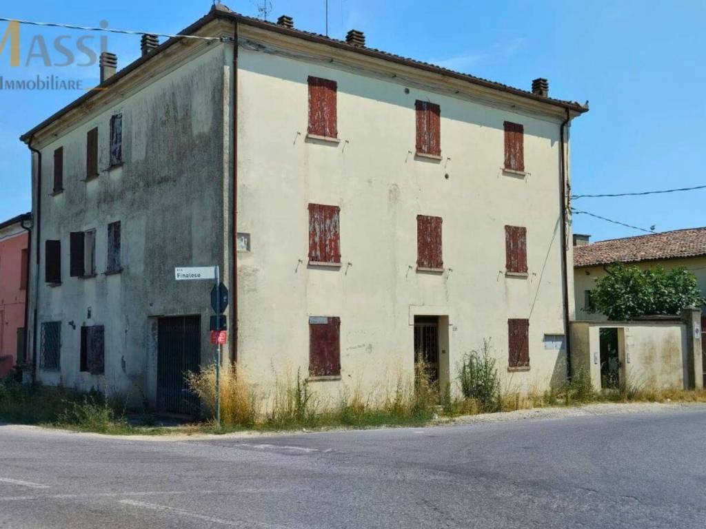 intera palazzina in vendita a Cento in zona Reno Centese