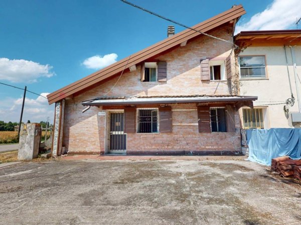 casa indipendente in vendita a Cento in zona Renazzo