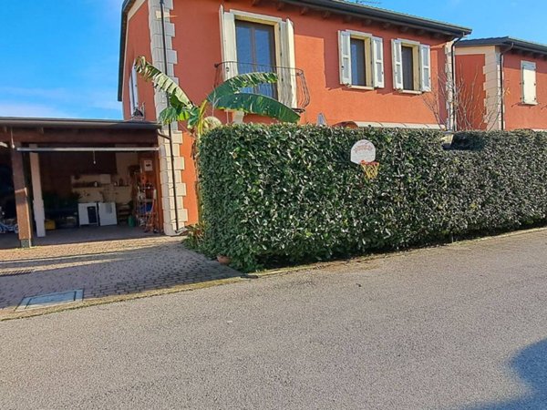 casa indipendente in vendita a Cento