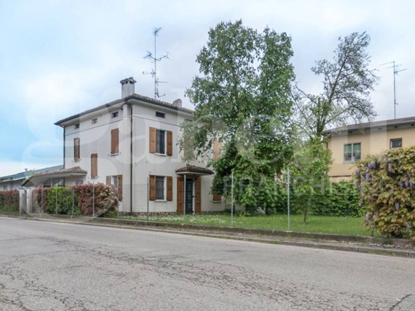 casa indipendente in vendita a Cento