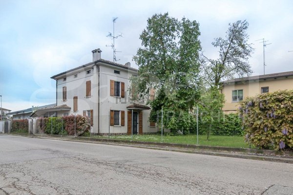casa indipendente in vendita a Cento
