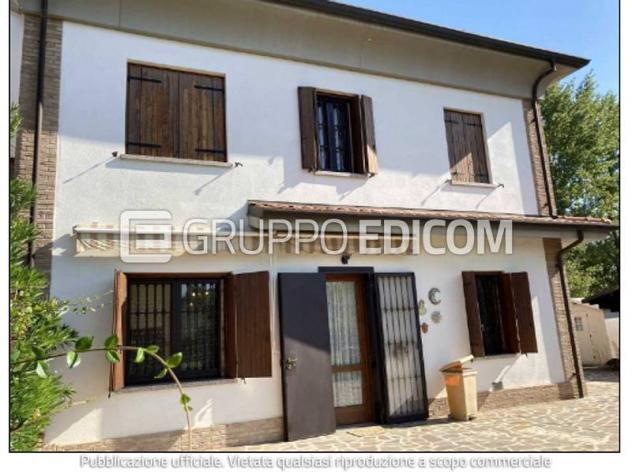 casa indipendente in vendita a Cento