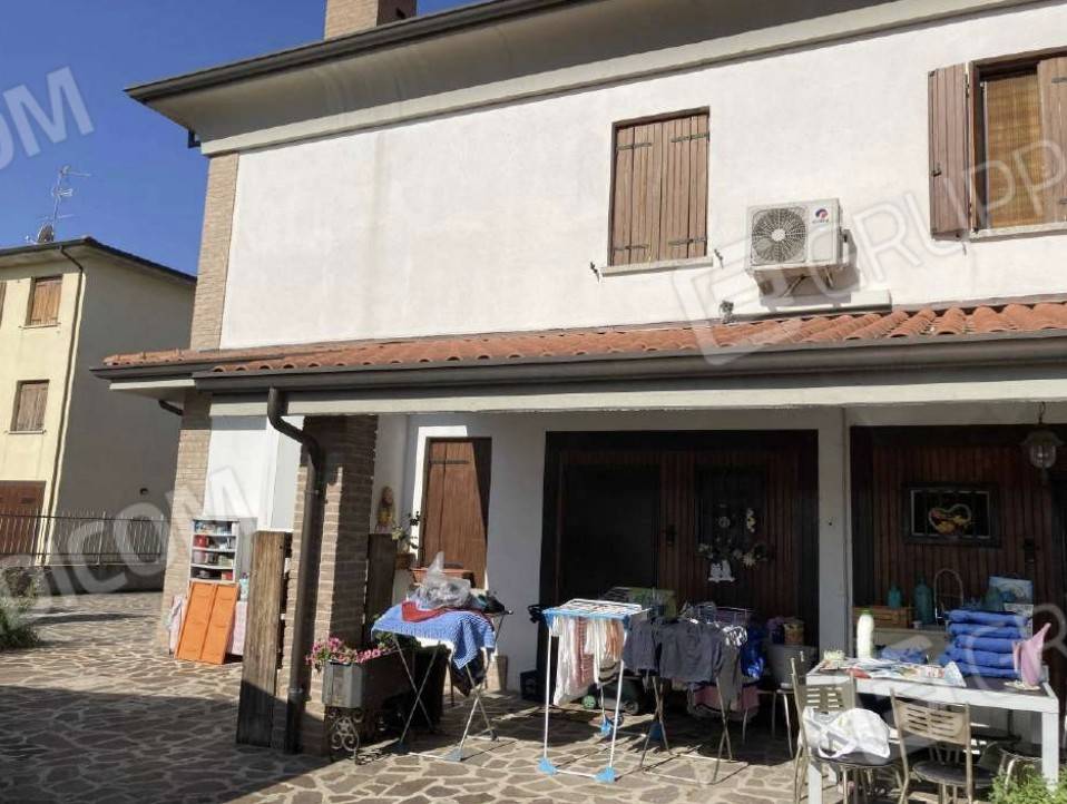 casa indipendente in vendita a Cento