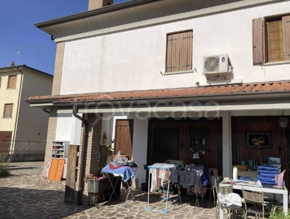 casa indipendente in vendita a Cento
