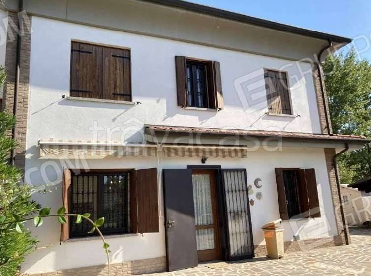 casa indipendente in vendita a Cento