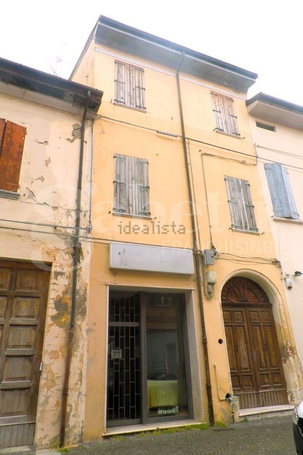 casa indipendente in vendita a Cento