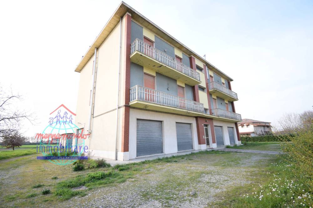 intera palazzina in vendita a Cento in zona XII Morelli