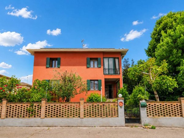 casa indipendente in vendita a Cento