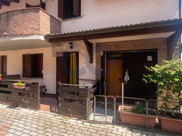 casa indipendente in vendita a Cento