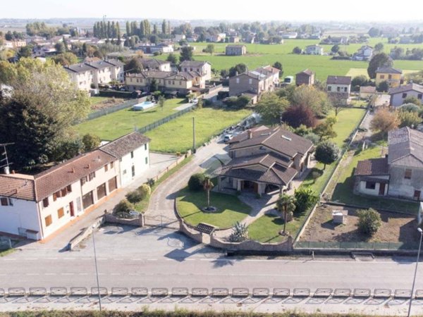 casa indipendente in vendita a Cento