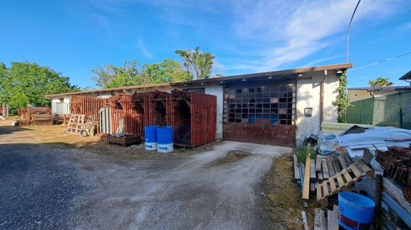 casa indipendente in vendita a Cento in zona XII Morelli