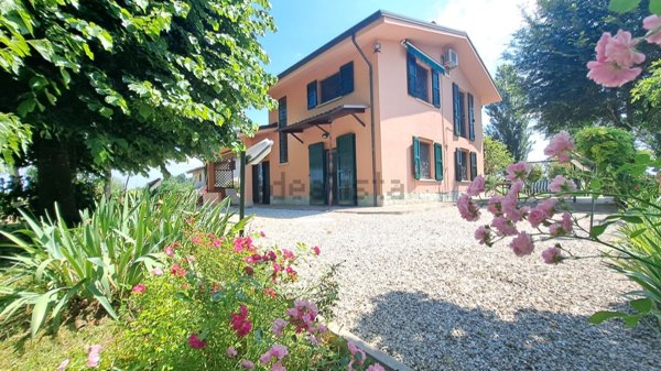 casa indipendente in vendita a Cento