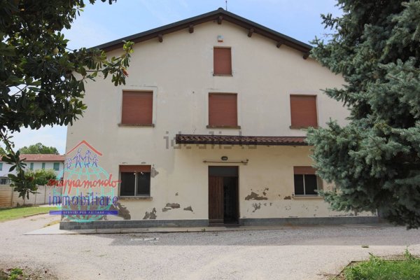 casa indipendente in vendita a Cento