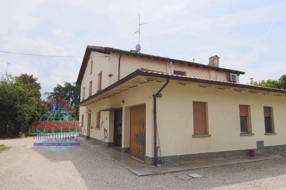 casa indipendente in vendita a Cento