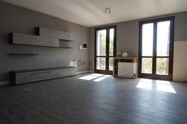 appartamento in vendita a Cento in zona XII Morelli