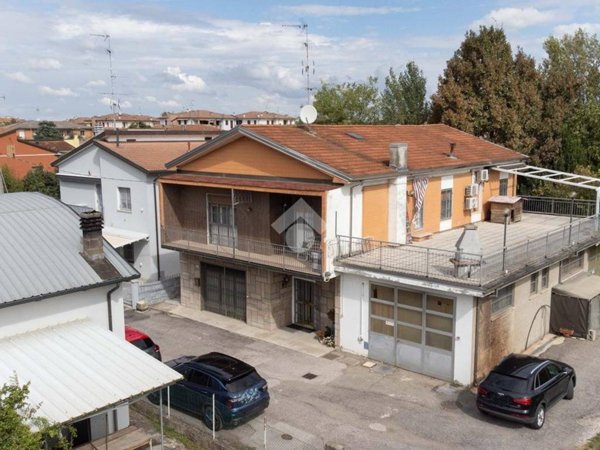 casa indipendente in vendita a Cento