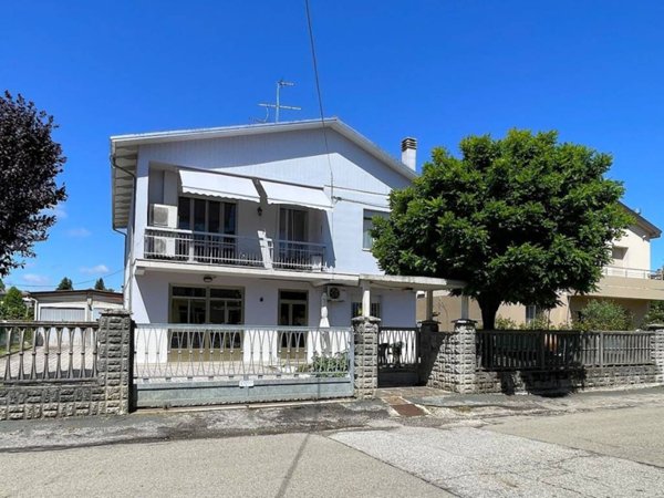 casa indipendente in vendita a Cento