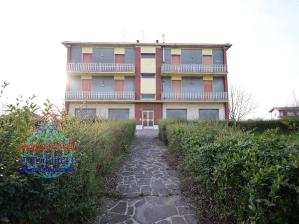 intera palazzina in vendita a Cento in zona XII Morelli