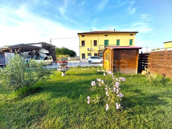 casa indipendente in vendita a Cento