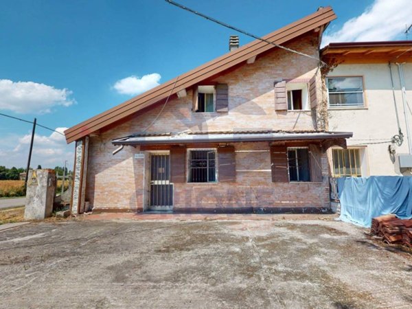 casa indipendente in vendita a Cento in zona Renazzo