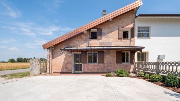 casa indipendente in vendita a Cento
