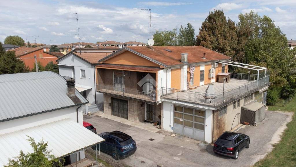 casa indipendente in vendita a Cento