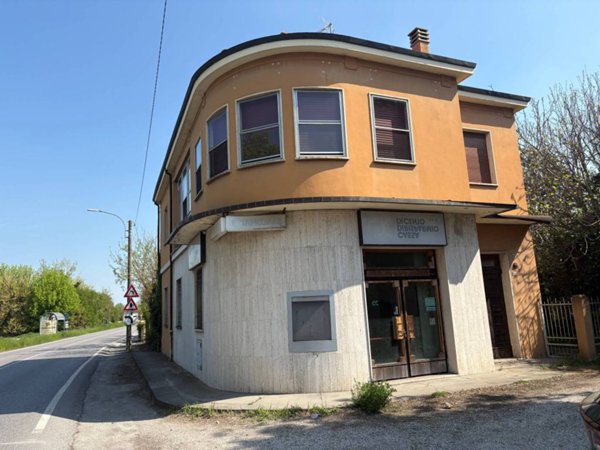 negozio in vendita a Cento in zona Alberone