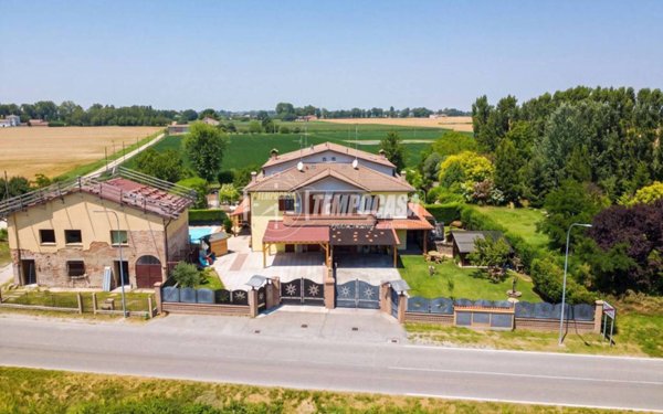casa indipendente in vendita a Cento in zona Pilastrello