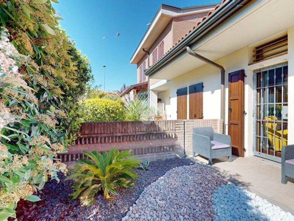 casa indipendente in vendita a Cento