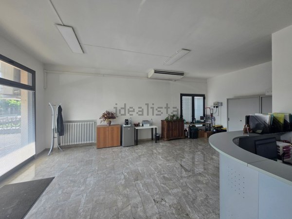 ufficio in vendita a Cento in zona Buonacompra