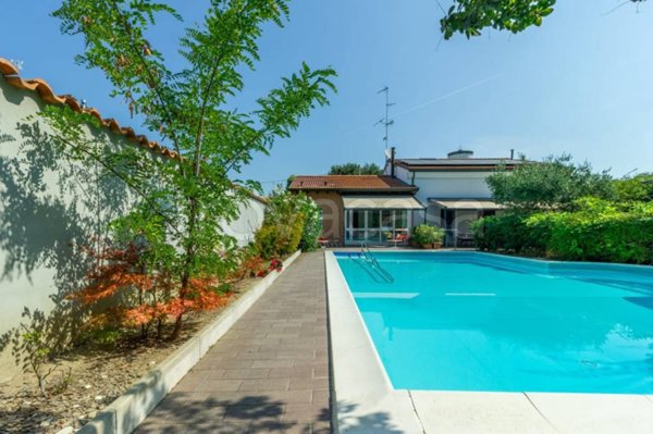 casa indipendente in vendita a Cento in zona Buonacompra