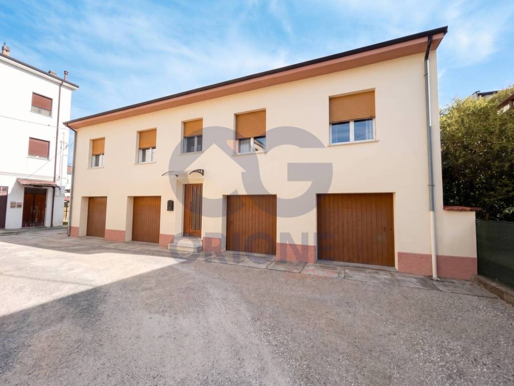 casa indipendente in vendita a Cento