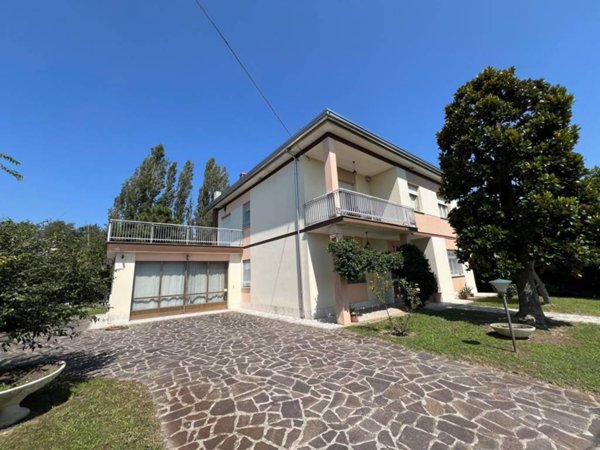 casa indipendente in vendita a Cento