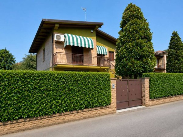 casa indipendente in vendita a Cento