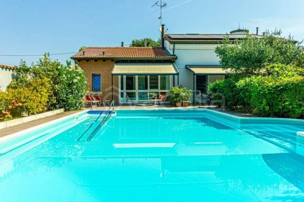 casa indipendente in vendita a Cento in zona Buonacompra
