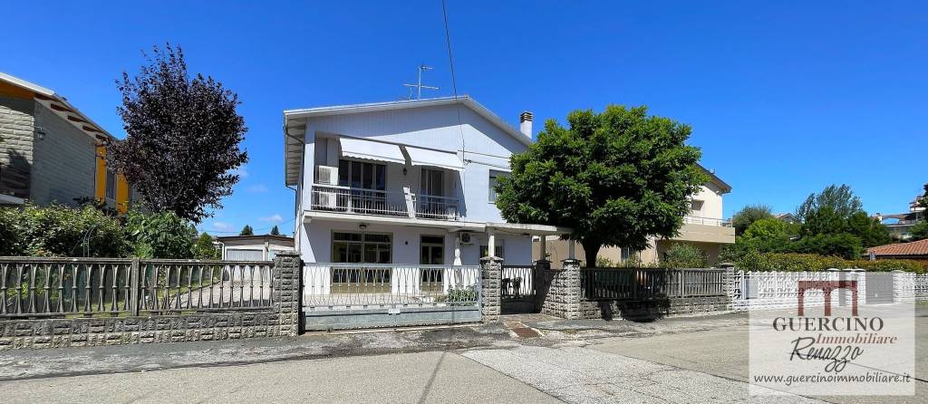 casa indipendente in vendita a Cento