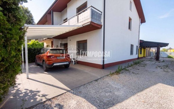 casa indipendente in vendita a Cento in zona Casumaro