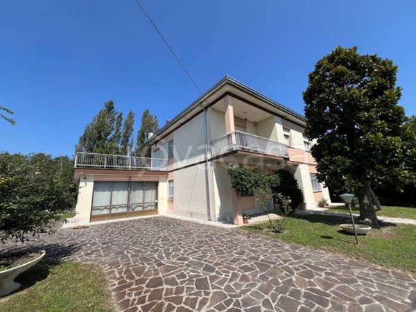 casa indipendente in vendita a Cento