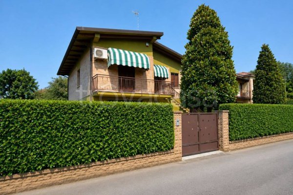 casa indipendente in vendita a Cento