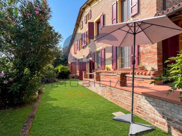 casa indipendente in vendita a Cento in zona Molino Albergati