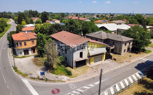 appartamento in vendita a Cento in zona Alberone