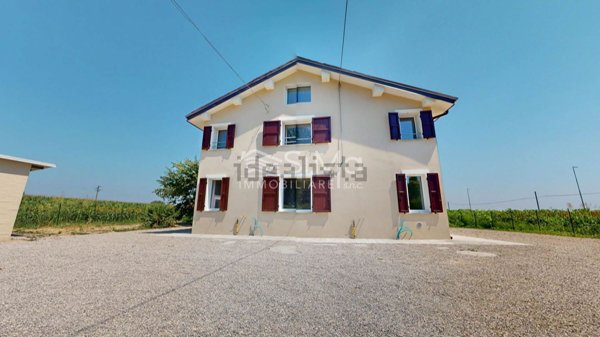 casa indipendente in vendita a Cento in zona Renazzo