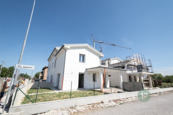 casa indipendente in vendita a Cento in zona Casumaro