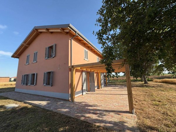 casa indipendente in vendita a Cento in zona Alberone