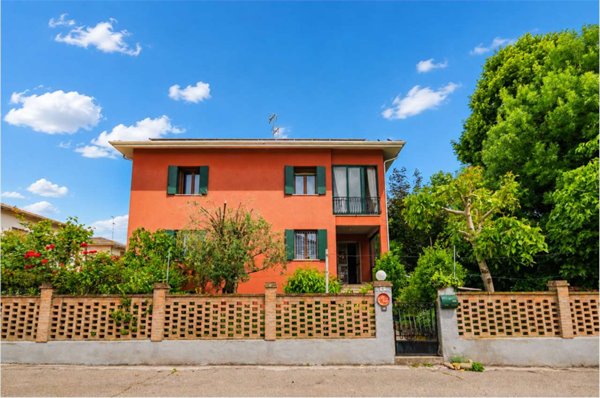 casa indipendente in vendita a Cento