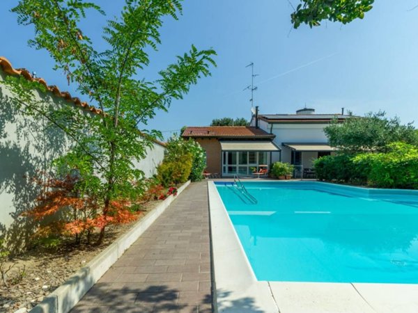 casa indipendente in vendita a Cento in zona Buonacompra