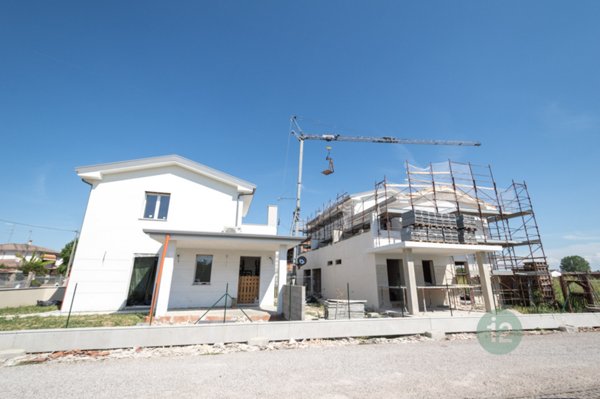 casa indipendente in vendita a Cento in zona Casumaro